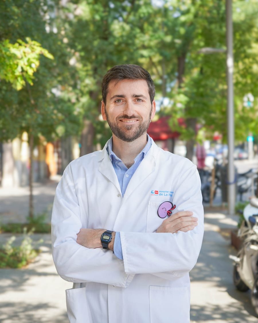 El Dr. Borja Quiroga, nefrólogo, con bata blanca y sonriendo