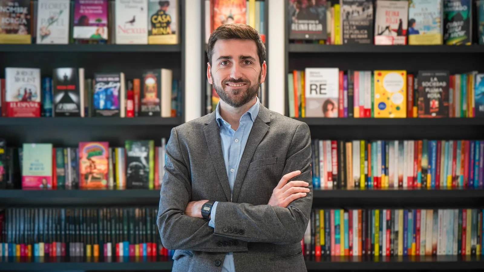 El Dr. Borja Quiroga frente a una estantería de libros